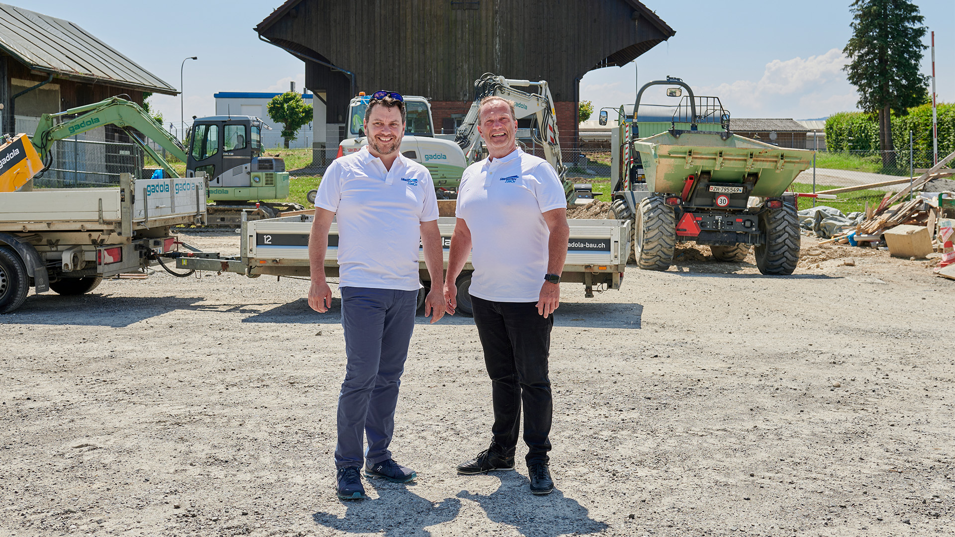 Hanspeter Schmid und Willi Hodel freuen sich über den Spatenstich des Sportzentrum Zürichs. Sie stehen auf dem Arial, wo der Bau langsam beginnt.
