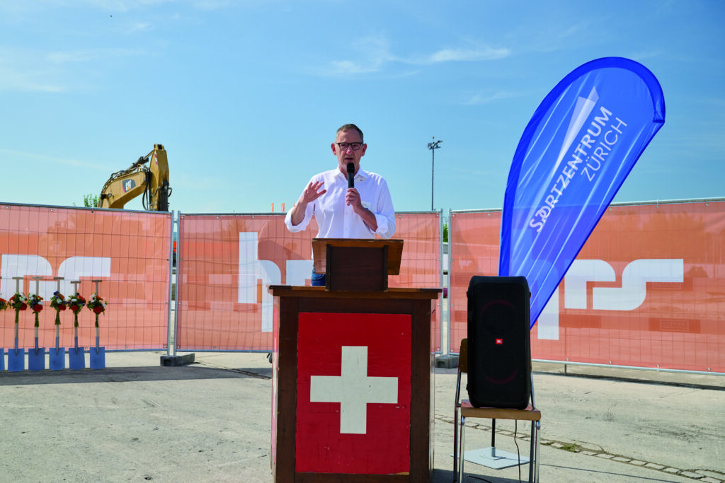 Mario Fehr am Spatenstich des Sportzentrums Zürich